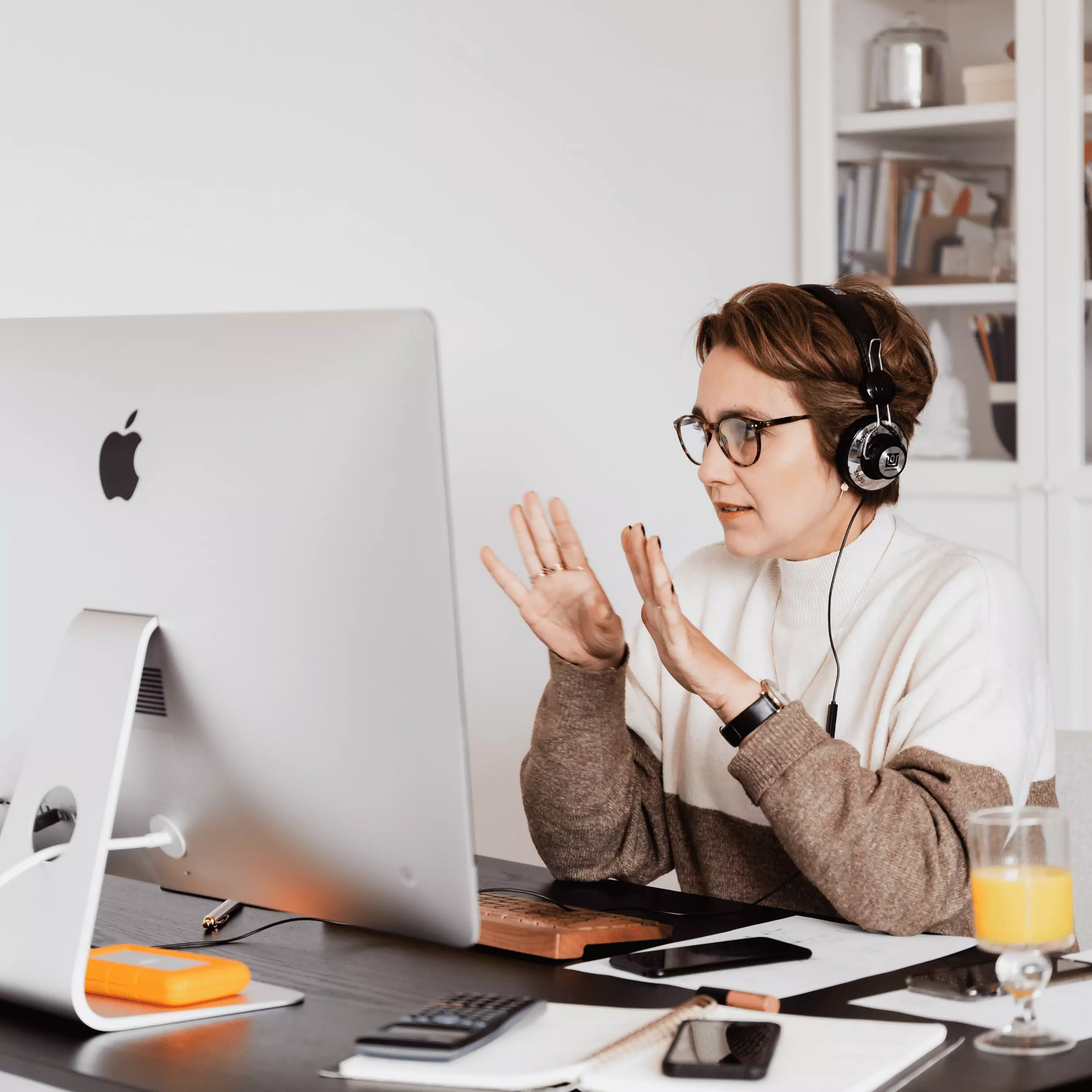 Interface integrating content across several websites